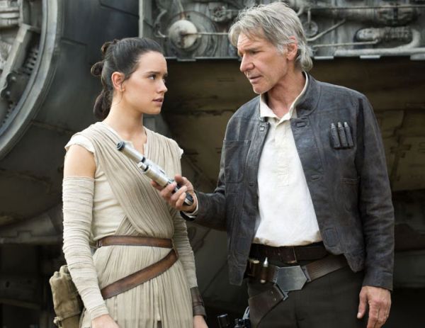 Harrison Ford - legenda GW - poznaje Reyę. (foto: filmweb.pl)